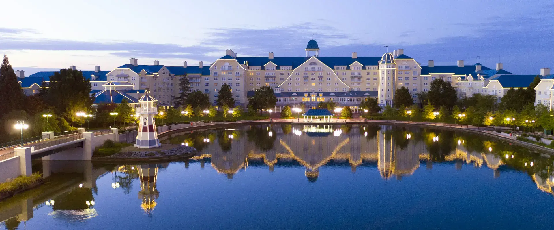 Fachada del Disney Newport Bay Club, un majestuoso hotel de 4 estrellas frente al Lago Disney